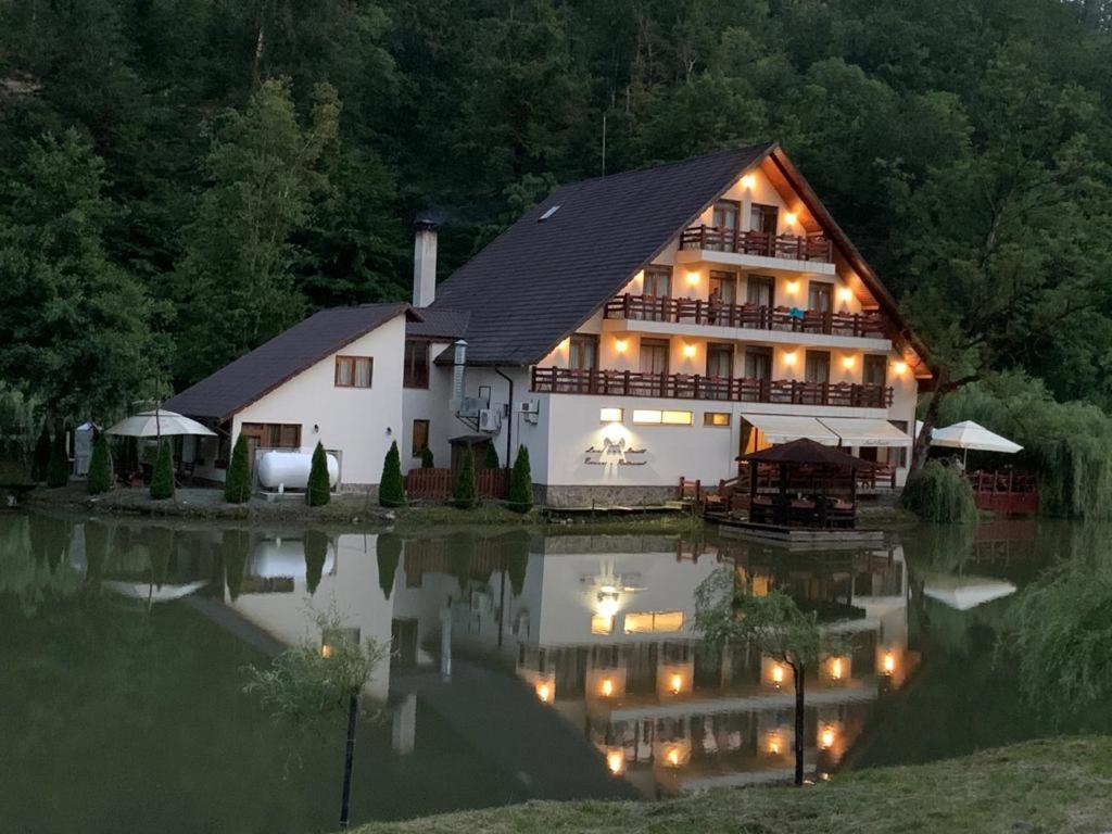 Guest House Lacul Linistit Моняса Екстер'єр фото